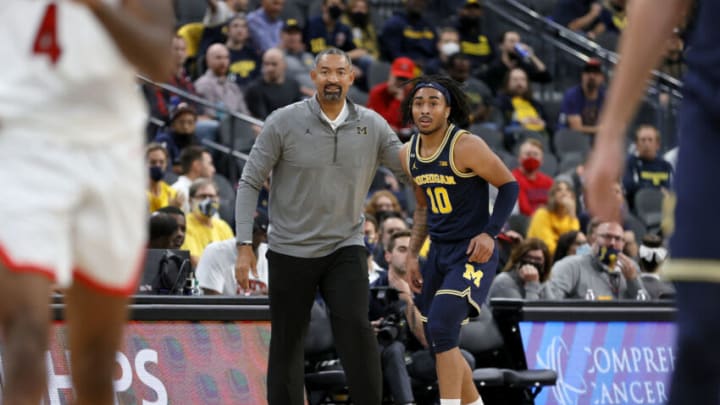 LAS VEGAS, NEVADA - NOVEMBER 21: Head coach Juwan Howard of the Michigan Wolverines talks with Frankie Collins #10 during the championship game of the Roman Main Event basketball tournament against the Arizona Wildcats at T-Mobile Arena on November 21, 2021 in Las Vegas, Nevada. The Wildcats defeated the Wolverines 80-62. (Photo by Ethan Miller/Getty Images)