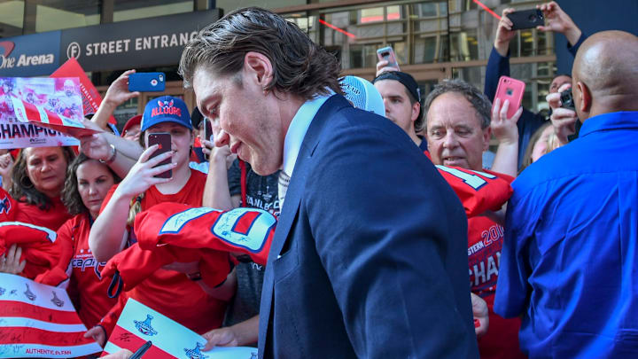 WASHINGTON, DC – OCTOBER 03: Washington Capitals right wing T.J. Oshie (77) signs autographs for fans on October 3, 2018, at the Capital One Arena in Washington, D.C. prior to the opening night game against the Boston Bruins. The Washington Capitals defeated the Boston Bruins, 7-0. (Photo by Mark Goldman/Icon Sportswire via Getty Images)