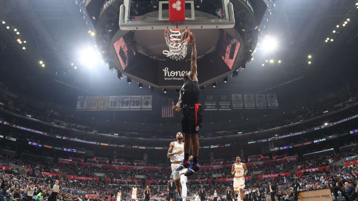 LOS ANGELES, CA – JANUARY 10: Kawhi Leonard #2 of the LA Clippers dunks the ball against the Golden State Warriors on January 10, 2020 at STAPLES Center in Los Angeles, California. NOTE TO USER: User expressly acknowledges and agrees that, by downloading and/or using this Photograph, user is consenting to the terms and conditions of the Getty Images License Agreement. Mandatory Copyright Notice: Copyright 2020 NBAE (Photo by Andrew D. Bernstein/NBAE via Getty Images)