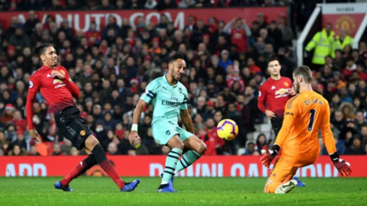 MANCHESTER, ENGLAND – DECEMBER 05: David De Gea of Manchester United saves a shot from Pierre-Emerick Aubameyang of Arsenal during the Premier League match between Manchester United and Arsenal FC at Old Trafford on December 5, 2018 in Manchester, United Kingdom. (Photo by Michael Regan/Getty Images)