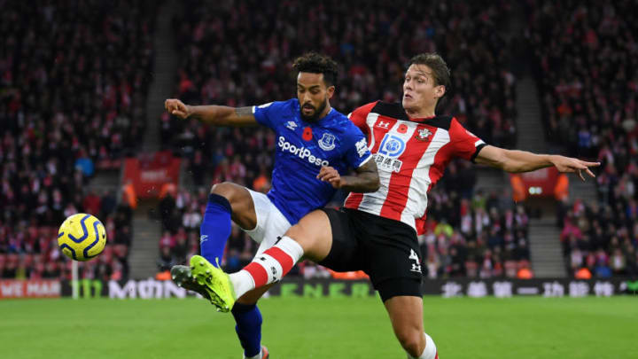 SOUTHAMPTON, ENGLAND - NOVEMBER 09: Theo Walcott of Everton holds off Jannik Vestergaard of Southampton during the Premier League match between Southampton FC and Everton FC at St Mary's Stadium on November 09, 2019 in Southampton, United Kingdom. (Photo by Alex Davidson/Getty Images)
