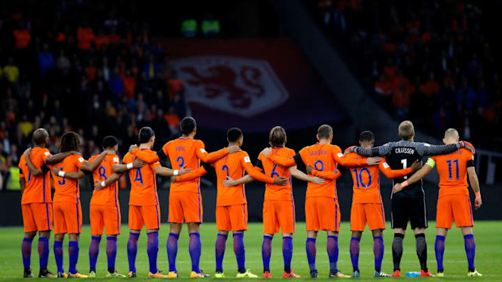 AMSTERDAM, NETHERLANDS - OCTOBER 10: Players of the Netherlands stand for a minutes silence for the Mayor of Amsterdam, Eberhard van der Laan ahead of the FIFA 2018 World Cup Qualifier between Netherlands and Sweden at the Amsterdam Arena on October 10, 2017 in Amsterdam, Netherlands. (Photo by Dean Mouhtaropoulos/Getty Images)