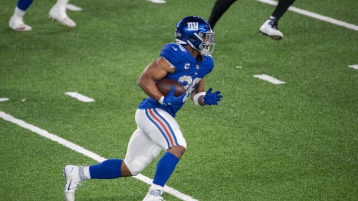 EAST RUTHERFORD, NJ - SEPTEMBER 14: Saquon Barkley #26 of the New York Giants runs with the ball during a game against the Pittsburgh Steelers at MetLife Stadium on September 14, 2020 in East Rutherford, New Jersey. (Photo by Benjamin Solomon/Getty Images)