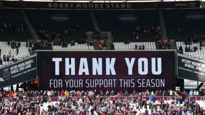 LONDON, ENGLAND - MAY 13: West Ham United thank their fans during the Premier League match between West Ham United and Everton at London Stadium on May 13, 2018 in London, England. (Photo by Steve Bardens/Getty Images)