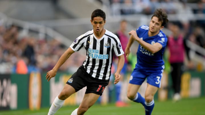 NEWCASTLE UPON TYNE, ENGLAND - SEPTEMBER 29: Yoshinori Muto of Newcastle United runs with the ball away from Ben Chilwell of Leicester City during the Premier League match between Newcastle United and Leicester City at St. James Park on September 29, 2018 in Newcastle upon Tyne, United Kingdom. (Photo by Stu Forster/Getty Images)