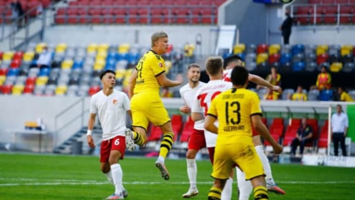 Erling Haaland rose highest to score the winner and rescue Borussia Dortmund (Photo by LEON KUEGELER/POOL/AFP via Getty Images)