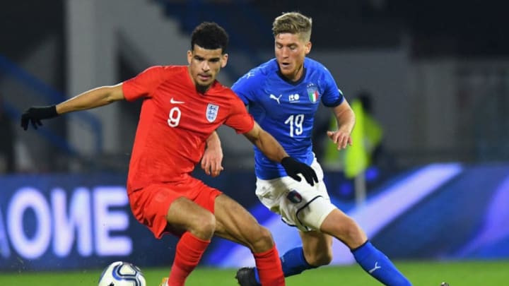 FERRARA, ITALY - NOVEMBER 15: Dominic Solanke of England u21 competes for the ball with Filippo Romagna of Italy U21 during the International friendly match between Italy U21 and England U21 on November 15, 2018 in Ferrara, Italy. (Photo by Alessandro Sabattini/Getty Images)