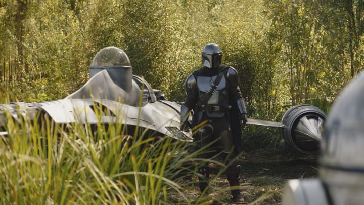 The Mandalorian (Pedro Pascal) and R2-D2 in Lucasfilm’s THE BOOK OF BOBA FETT, exclusively on Disney+. © 2022 Lucasfilm Ltd. & ™. All Rights Reserved.