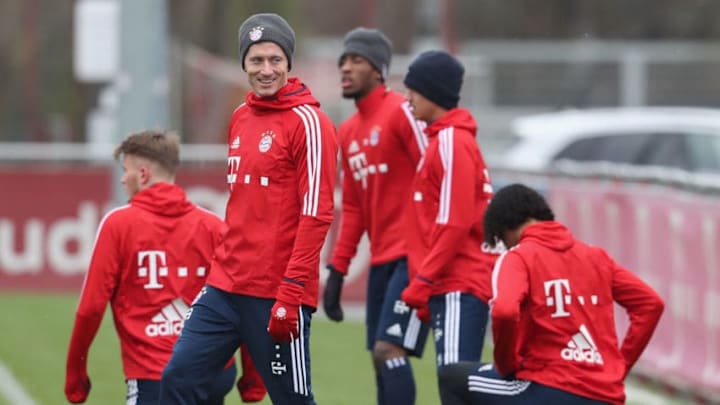 MUNICH, GERMANY - NOVEMBER 30: (EXCLUSIVE COVERAGE) Robert Lewandowski (2ndL) of FC Bayern Muenchen smiles during a training session at the club's Saebener Strasse training ground on November 30, 2017 in Munich, Germany. (Photo by A. Beier/Getty Images for FC Bayern)