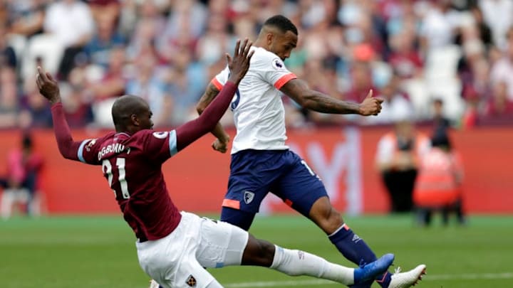 LONDON, ENGLAND - AUGUST 18: Callum Wilson of AFC Bournemouth shoots and scores his side's first goal during the Premier League match between West Ham United and AFC Bournemouth at London Stadium on August 18, 2018 in London, United Kingdom. (Photo by Henry Browne/Getty Images)
