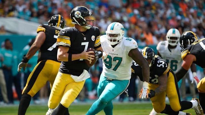 Oct 16, 2016; Miami Gardens, FL, USA; Pittsburgh Steelers quarterback Ben Roethlisberger (7) scrambles in the pocket during the first inning against the Pittsburgh Steelers at Hard Rock Stadium. Mandatory Credit: Steve Mitchell-USA TODAY Sports