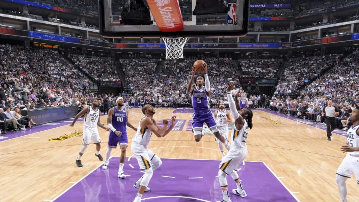 SACRAMENTO, CA – OCTOBER 17: De’Aaron Fox #5 of the Sacramento Kings shoots the ball against the Utah Jazz on October 17, 2018 at Golden 1 Center in Sacramento, California. NOTE TO USER: User expressly acknowledges and agrees that, by downloading and or using this Photograph, user is consenting to the terms and conditions of the Getty Images License Agreement. Mandatory Copyright Notice: Copyright 2018 NBAE (Photo by Rocky Widner/NBAE via Getty Images)