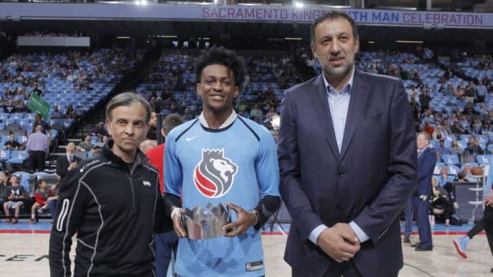 SACRAMENTO, CA - APRIL 7: Owner Vivek Ranadive and General Manager Vlade Divac of the Sacramento Kings present De'Aaron Fox #5 with the 2019 Oscar Robertson Triple-Double Award prior to the game against the New Orleans Pelicans on April 7, 2019 at Golden 1 Center in Sacramento, California. NOTE TO USER: User expressly acknowledges and agrees that, by downloading and or using this photograph, User is consenting to the terms and conditions of the Getty Images Agreement. Mandatory Copyright Notice: Copyright 2019 NBAE (Photo by Rocky Widner/NBAE via Getty Images)