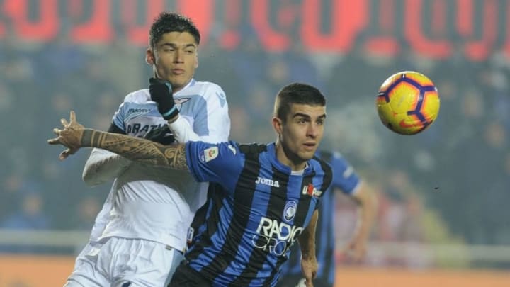 BERGAMO, ITALY - DECEMBER 17: Joaquin Correa of SS Lazio competes for the ball with Gianluca Mancini of Atalanta BC during the Serie A match between Atalanta BC and SS Lazio at Stadio Atleti Azzurri d'Italia on December 17, 2018 in Bergamo, Italy. (Photo by Marco Rosi/Getty Images)