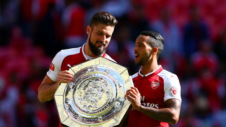 LONDON, ENGLAND - AUGUST 06: Olivier Giroud and Theo Walcott of Arsenal celebrate with the Community Shield on the pitch after the FA Community Shield match between Chelsea and Arsenal at Wembley Stadium on August 6, 2017 in London, England. (Photo by Dan Istitene/Getty Images)