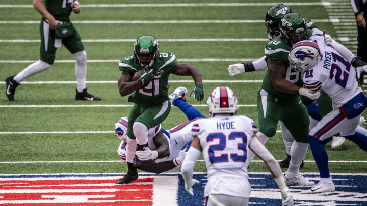 EAST RUTHERFORD, NJ – OCTOBER 25: Frank Gore #21 of the New York Jets runs with the ball during a game against the Buffalo Bills at MetLife Stadium on October 25, 2020 in East Rutherford, New Jersey. (Photo by Benjamin Solomon/Getty Images)