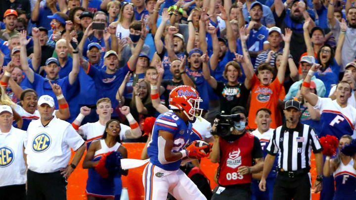 Florida Gators running back Malik Davis (20) catches the first touchdown pass of the football game between the Florida Gators and Tennessee Volunteers, at Ben Hill Griffin Stadium in Gainesville, Fla. Sept. 25, 2021.Flgai 092521 Ufvs Tennesseefb 18
