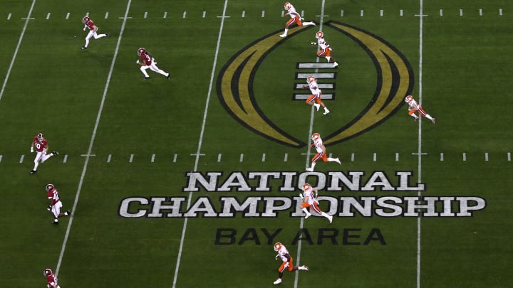 SANTA CLARA, CALIFORNIA – JANUARY 07: The Clemson Tigers kick the ball to the Alabama Crimson Tide to start the first quarter in the College Football Playoff National Championship at Levi’s Stadium on January 07, 2019 in Santa Clara, California. (Photo by Ezra Shaw/Getty Images)