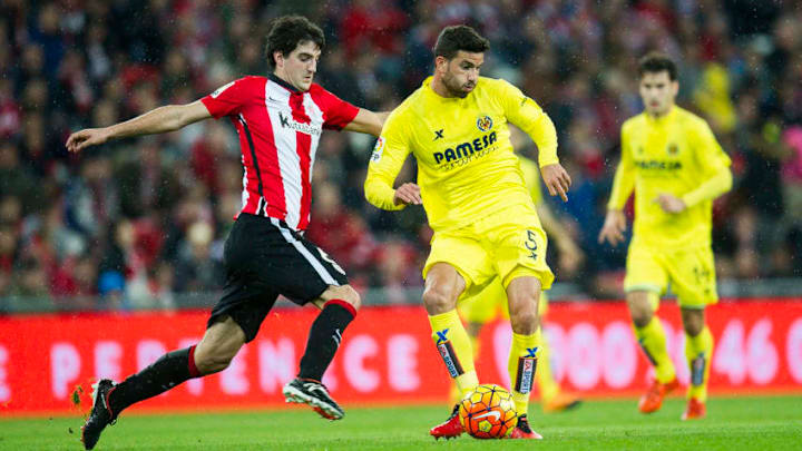 BILBAO, SPAIN - FEBRUARY 06: Mikel San Jose of Athletic Club Bilbao competes for the ball with Mateo Musacchio of Villarreal CF during the La Liga match between Athletic Club Bilbao and Villarreal CF at San Mames Stadium on February 6, 2016 in Bilbao, Spain. (Photo by Juan Manuel Serrano Arce/Getty Images)