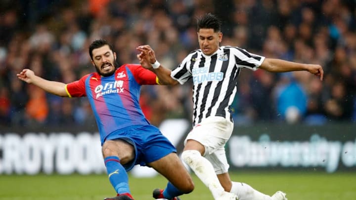 LONDON, ENGLAND - SEPTEMBER 22: James Tomkins of Crystal Palace tackles Ayoze Perez of Newcastle United during the Premier League match between Crystal Palace and Newcastle United at Selhurst Park on September 22, 2018 in London, United Kingdom. (Photo by Julian Finney/Getty Images)
