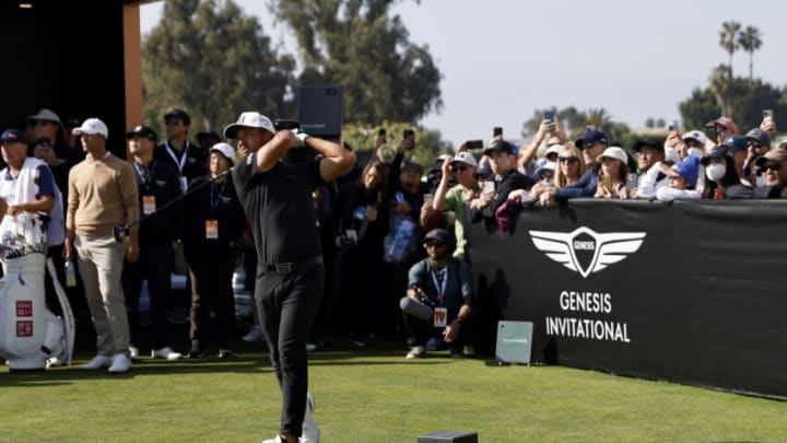PACIFIC PALISADES, CALIFORNIA - FEBRUARY 20: Xander Schauffele of the United States plays his shot from the first tee during the final round of The Genesis Invitational at Riviera Country Club on February 20, 2022 in Pacific Palisades, California. (Photo by Michael Owens/Getty Images)