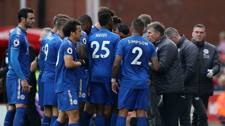 STOKE ON TRENT, ENGLAND - NOVEMBER 04: Claude Puel, Manager of Leicester City speaks to his players halfway through first half during the Premier League match between Stoke City and Leicester City at Bet365 Stadium on November 4, 2017 in Stoke on Trent, England. (Photo by Matthew Lewis/Getty Images)