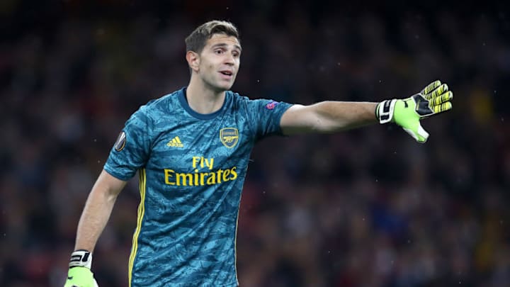 LONDON, ENGLAND - OCTOBER 03: Emiliano Martinez of Arsenal gives his team instructions during the UEFA Europa League group F match between Arsenal FC and Standard Liege at Emirates Stadium on October 03, 2019 in London, United Kingdom. (Photo by Julian Finney/Getty Images)