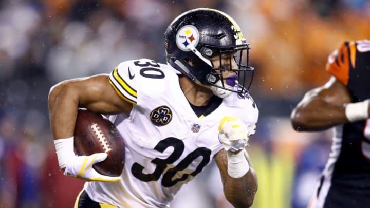 CINCINNATI, OH - DECEMBER 04: James Conner #30 of the Pittsburgh Steelers runs with the ball against the Cincinnati Bengals during the second half at Paul Brown Stadium on December 4, 2017 in Cincinnati, Ohio. (Photo by Andy Lyons/Getty Images)