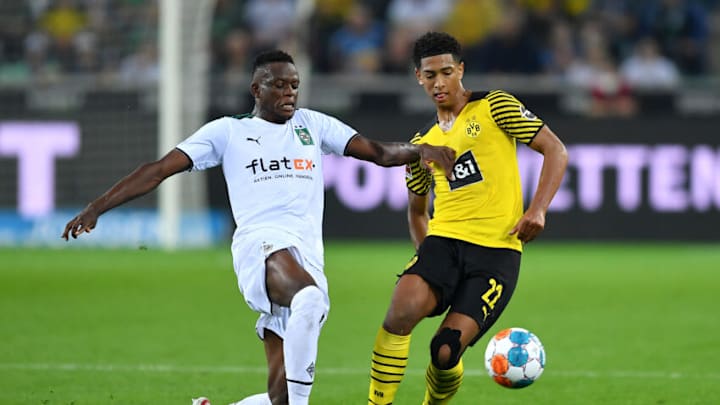 MOENCHENGLADBACH, GERMANY - SEPTEMBER 25: Denis Zakaria of Borussia Moenchengladbach battles for possession with Jude Bellingham of Borussia Dortmund during the Bundesliga match between Borussia Moenchengladbach and Borussia Dortmund at Borussia-Park on September 25, 2021 in Moenchengladbach, Germany. (Photo by Frederic Scheidemann/Getty Images)