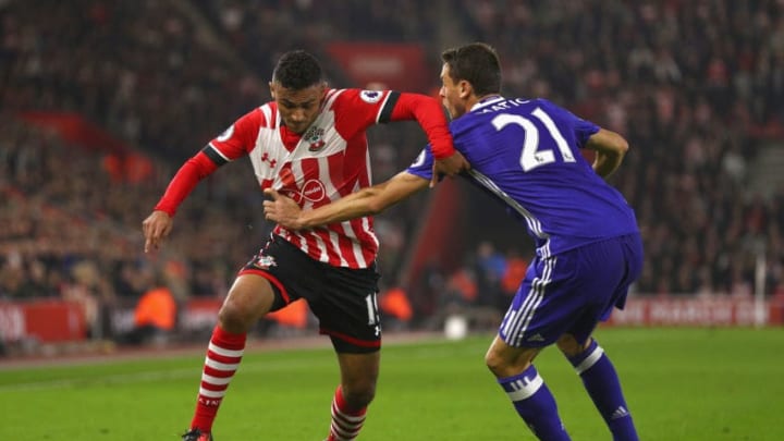 SOUTHAMPTON, ENGLAND – OCTOBER 30: Sofiane Boufal of Southampton (L) has his shirt pulled by Nemanja Matic of Chelsea (R) during the Premier League match between Southampton and Chelsea at St Mary’s Stadium on October 30, 2016 in Southampton, England. (Photo by Ian Walton/Getty Images)