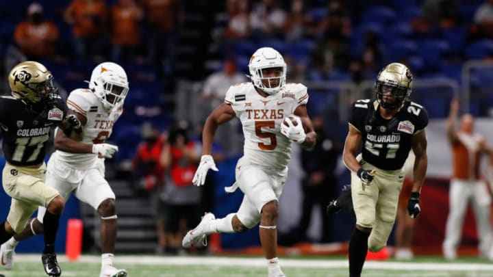 Bijan Robinson, Texas Football (Photo by Tim Warner/Getty Images)