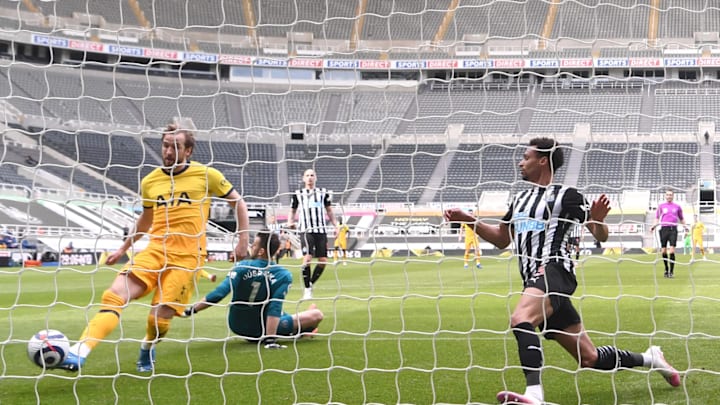 NEWCASTLE UPON TYNE, ENGLAND – APRIL 04: Harry Kane of Tottenham Hotspur scores their team’s first goal during the Premier League match between Newcastle United and Tottenham Hotspur at St. James Park on April 04, 2021 in Newcastle upon Tyne, England. Sporting stadiums around the UK remain under strict restrictions due to the Coronavirus Pandemic as Government social distancing laws prohibit fans inside venues resulting in games being played behind closed doors. (Photo by Stu Forster/Getty Images)