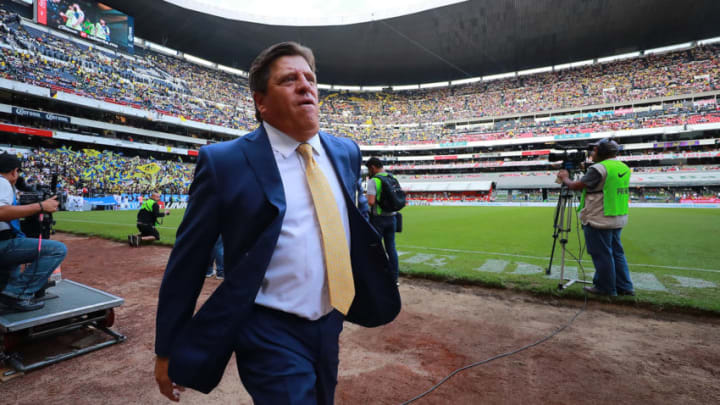 MEXICO CITY, MEXICO - SEPTEMBER 30: Miguel Herrera, Coach of America during the 11th round match between America and Chivas as part of the Torneo Apertura 2018 Liga MX at Azteca Stadium on September 30, 2018 in Mexico City, Mexico. (Photo by Hector Vivas/Getty Images)