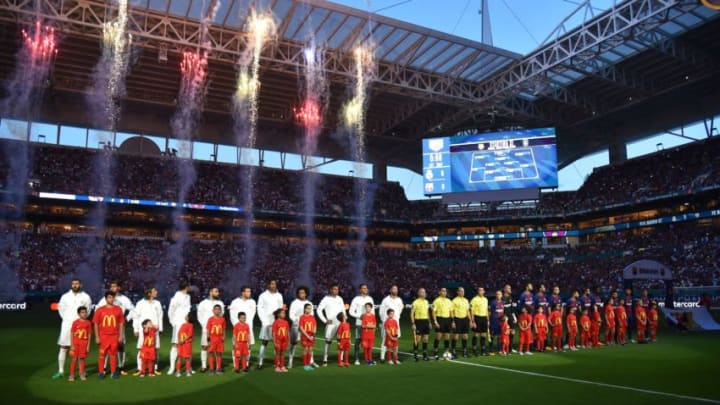 Real Madrid (L) and Barcelona (R) teams pose during their International Champions Cup football match at Hard Rock Stadium on July 29, 2017 in Miami, Florida.Barcelona won 3-2. / AFP PHOTO / HECTOR RETAMAL (Photo credit should read HECTOR RETAMAL/AFP/Getty Images)