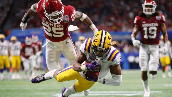 ATLANTA, GEORGIA – DECEMBER 28: Justin Jefferson #2 of the LSU Tigers dives for a touchdown past Justin Broiles #25 of the Oklahoma Sooners during the College Football Playoff Semifinal in the Chick-fil-A Peach Bowl at Mercedes-Benz Stadium on December 28, 2019 in Atlanta, Georgia. (Photo by Gregory Shamus/Getty Images)