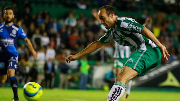 LEON, MEXICO - FEBRUARY 10: Landon Donovan of Leon kicks the ball during the 6th round match between Leon and Puebla as part of the Torneo Clausura 2018 Liga MX at Leon Stadium on February 10, 2018 in Leon, Mexico. (Photo by Cesar Gomez/Jam Media/Getty Images)
