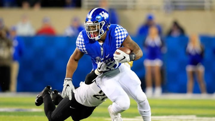 LEXINGTON, KY - OCTOBER 20: Benny Snell Jr #26 of the Kentucky Wildcats runs with the ball against the Vanderbilt Commodores at Commonwealth Stadium on October 20, 2018 in Lexington, Kentucky. (Photo by Andy Lyons/Getty Images)