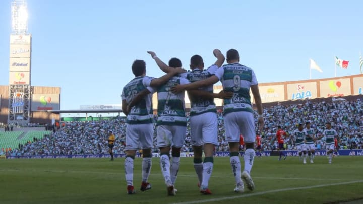 TORREON, MEXICO - SEPTEMBER 23: Jonathan Rodriguez of Santos celebrates with his teammates after scoring the opening goal during the 10th round match between Santos Laguna and Veracruz as part of the Torneo Apertura 2018 Liga MX at Corona Stadium on September 23, 2018 in Torreon, Mexico. (Photo by Manuel Guadarrama/Getty Images)