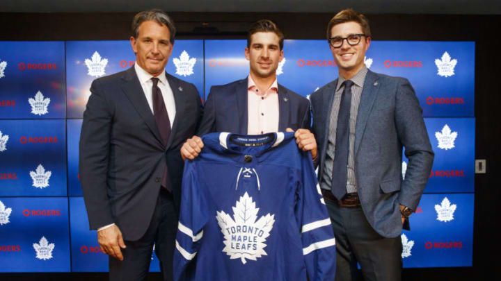 TORONTO, ON - JULY 1: John Tavares #91 of the Toronto Maple Leafs poses with his jersey after signing with the Maple Leafs, beside Kyle Dubas, General Manager of the Toronto Maple Leafs, and Brendan Shanahan, President of the Toronto Maple Leafs, at the Scotiabank Arena on July 1, 2018 in Toronto, Ontario, Canada. (Photo by Mark Blinch/NHLI via Getty Images)