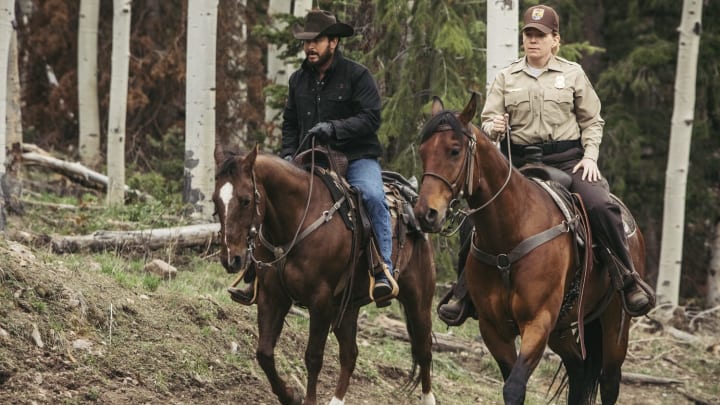 “The Unraveling: Pt. 1” – A sheriff’s investigation turns the heat up on Rip. Jamie makes a bold decision about his future and faces the consequences, on YELLOWSTONE, Sunday, Oct. 15 (9:00-9:59 PM, ET/PT) on the CBS Television Network. Pictured(L-R): Cole Hauser as Rip Wheeler and Heidi Sulzman as Officer Charlotte Skyles. Photo: Emerson Miller for Paramount