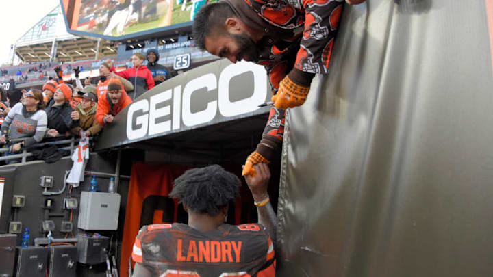 Wide receiver Jarvis Landry #80 of the Cleveland Browns greets a fan (Photo by Jason Miller/Getty Images)"n
