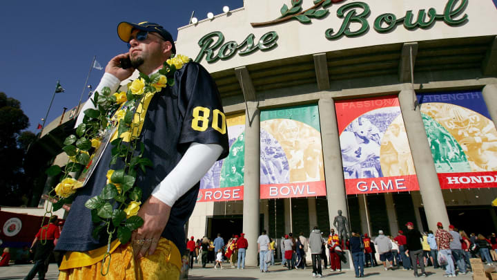 PASADENA, CA – JANUARY 01: Michigan Wolverines fan, Steve Terry, stands at the entrance to the Rose Bowl prior to the game against the USC Trojans on January 1, 2007 at the Rose Bowl in Pasadena, California. (Photo by Robert Laberge/Getty Images)