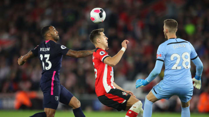 SOUTHAMPTON, ENGLAND - SEPTEMBER 20: Callum Wilson of AFC Bournemouth puts pressure on Jan Bednarek of Southampton and later goes onto to score his sides third goal as Angus Gunn of Southampton reacts during the Premier League match between Southampton FC and AFC Bournemouth at St Mary's Stadium on September 20, 2019 in Southampton, United Kingdom. (Photo by Alex Pantling/Getty Images)