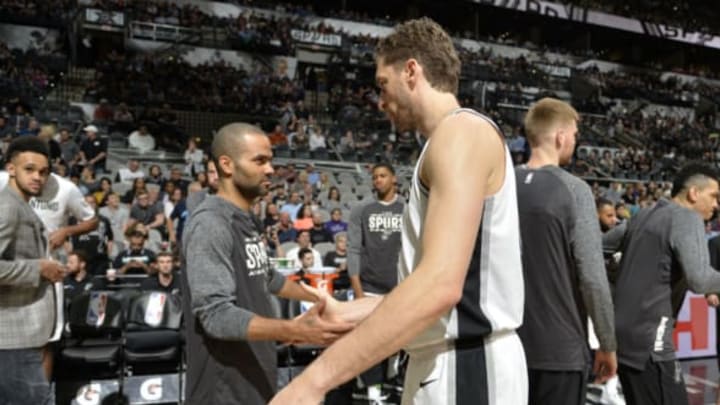 SAN ANTONIO, TX – MARCH 5: Pau Gasol #16 of the San Antonio Spurs hi-fives Tony Parker #9 of the San Antonio Spurs before the game against the Memphis Grizzlies on March 5, 2018 at the AT&T Center in San Antonio, Texas. NOTE TO USER: User expressly acknowledges and agrees that, by downloading and or using this photograph, user is consenting to the terms and conditions of the Getty Images License Agreement. Mandatory Copyright Notice: Copyright 2018 NBAE (Photos by Mark Sobhani/NBAE via Getty Images)