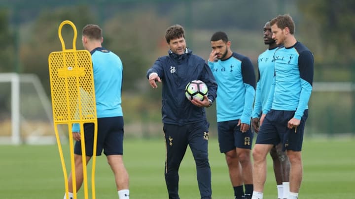 ENFIELD, ENGLAND - OCTOBER 13: Tottenham manager Mauricio Pochettino talks to his players during the Tottenham Hotspur training session at Tottenham Hotspur Training Centre on October 13, 2016 in Enfield, England. (Photo by Tottenham Hotspur FC/Tottenham Hotspur FC via Getty Images)