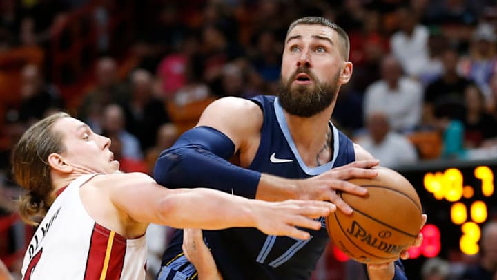 Jonas Valanciunas #17 of the Memphis Grizzlies is defended by Kelly Olynyk #9 of the Miami Heat (Photo by Michael Reaves/Getty Images)
