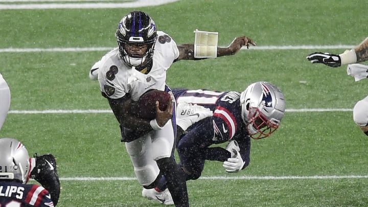 FOXBOROUGH, MASSACHUSETTS – NOVEMBER 15: Lamar Jackson #8 of the Baltimore Ravens runs against the New England Patriots during the second half at Gillette Stadium on November 15, 2020 in Foxborough, Massachusetts. (Photo by Billie Weiss/Getty Images)