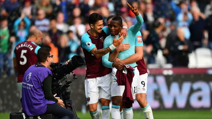 LONDON, ENGLAND - SEPTEMBER 30: Diafra Sakho (2nd R) of West Ham United celebrates scoring the opening goal with his team mates during the Premier League match between West Ham United and Swansea City at London Stadium on September 30, 2017 in London, England. (Photo by Dan Mullan/Getty Images)