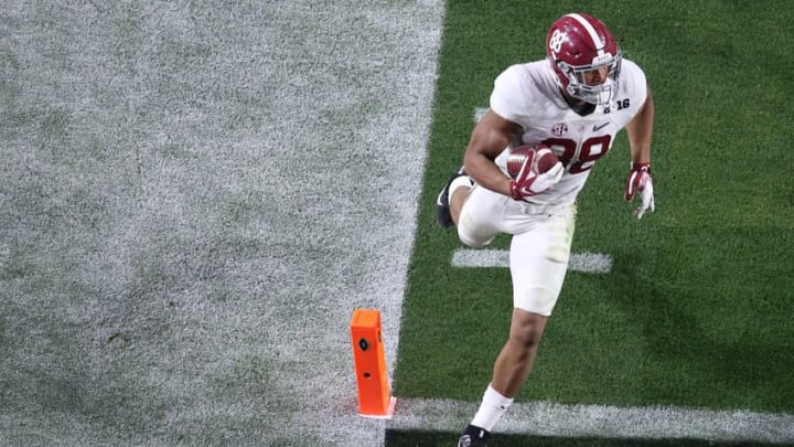 Jan 11, 2016; Glendale, AZ, USA; Alabama Crimson Tide tight end O.J. Howard (88) runs the ball for a touchdown against the Clemson Tigers during the first half in the 2016 CFP National Championship at University of Phoenix Stadium. Mandatory Credit: Erich Schlegel-USA TODAY Sports