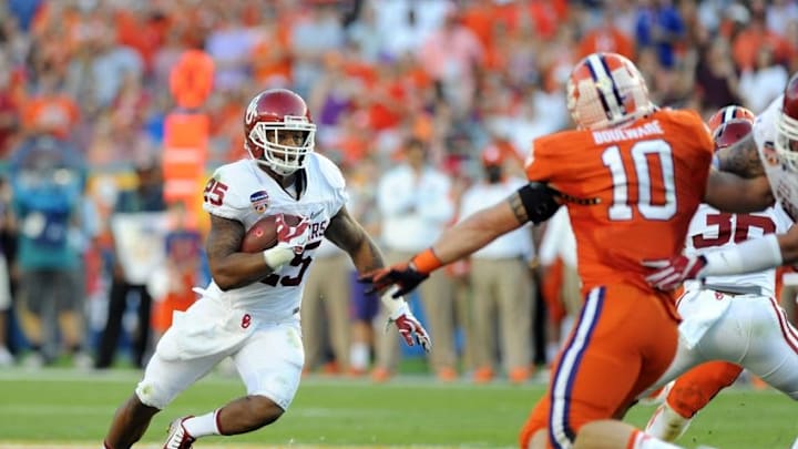 Dec 31, 2015; Miami Gardens, FL, USA; Oklahoma Sooners running back Joe Mixon (25) runs against Clemson Tigers linebacker Ben Boulware (10) during the first quarter of the 2015 CFP semifinal at the Orange Bowl at Sun Life Stadium. Mandatory Credit: Robert Duyos-USA TODAY Sports